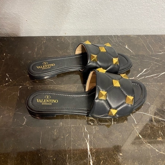 Valentino Garavani Roman Stud flat leather sandals black and gold - Picture 9 of 14